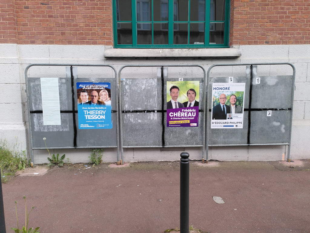 Photographie des affiches avec uniquement des hommes