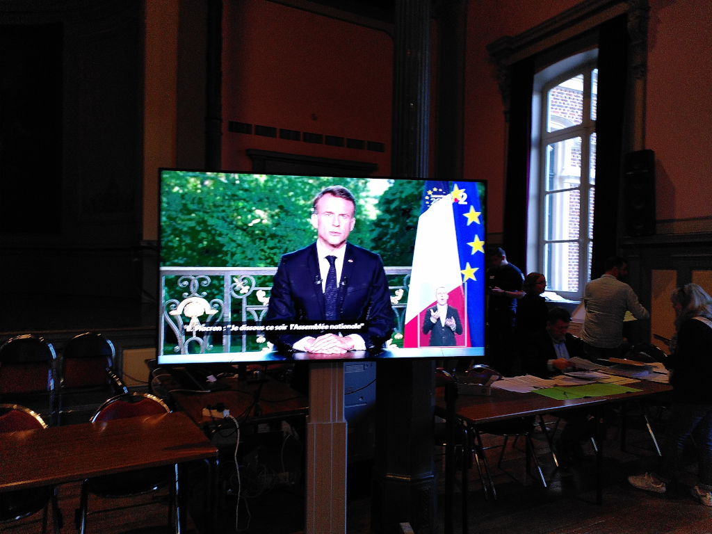 Photographie de l’annonce de la dissolution par Emmanuel Macron à la télévision