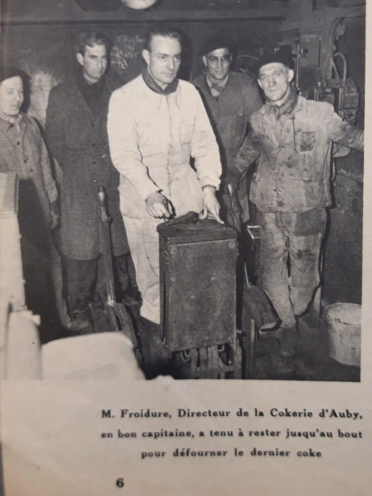 Photographie de Michel Froidure défournant le dernier coke à la cokerie d’Auby