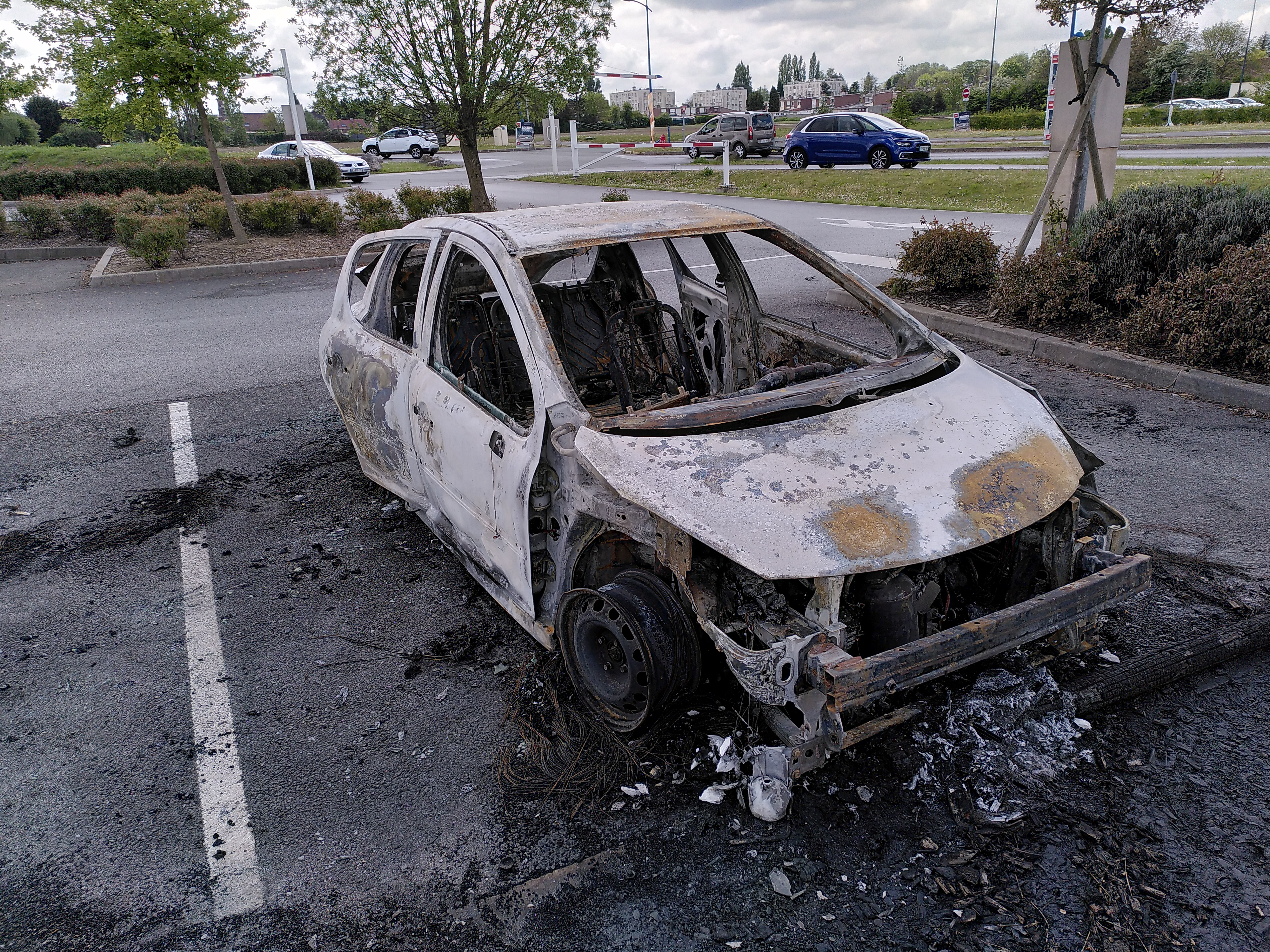 Photographie de voiture brûlée sur le parking de Leroy Merlin à Douai