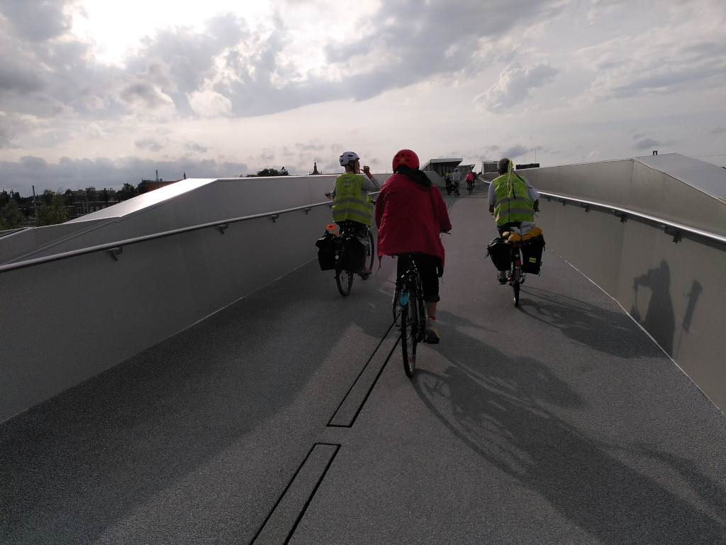 Passage sur la passerelle Euradouai à vélo