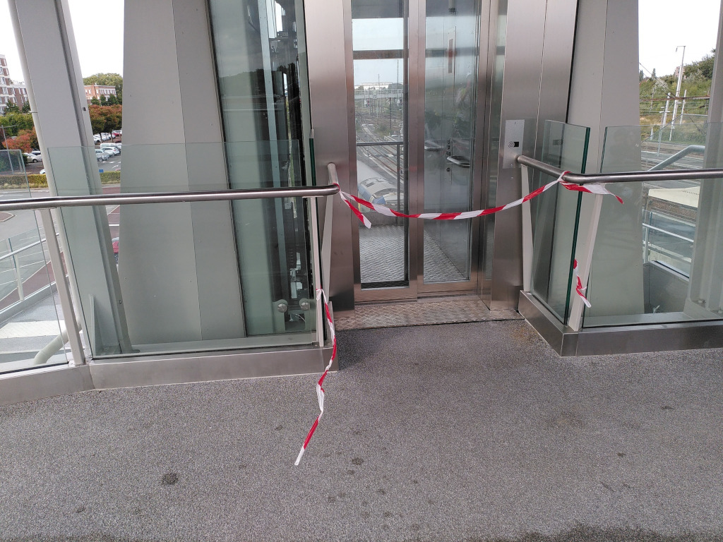 l’ascenseur en panne, déjà, encore