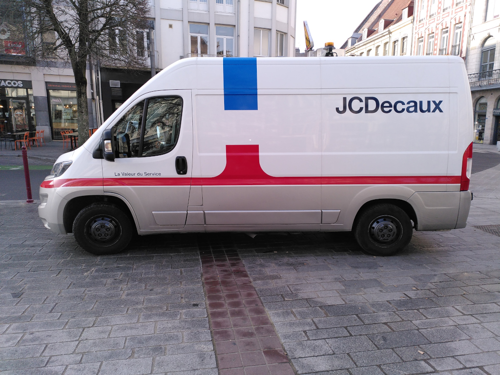 Photographie d’un camion JC Decaux effectuant sa tournée à Douai