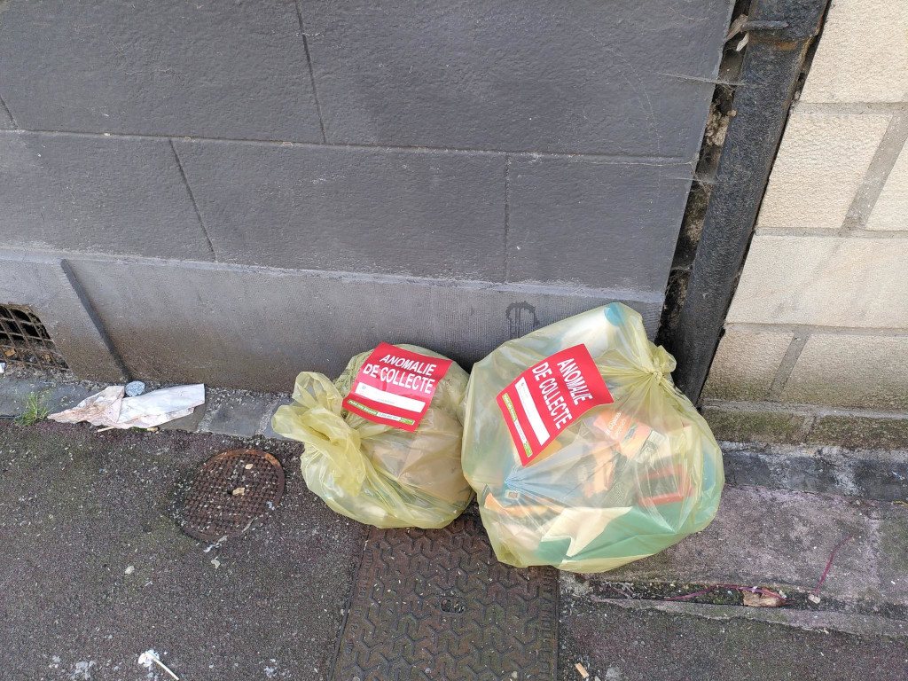 Photographie de deux sacs refusés par les éboueurs pour anomalie de collecte