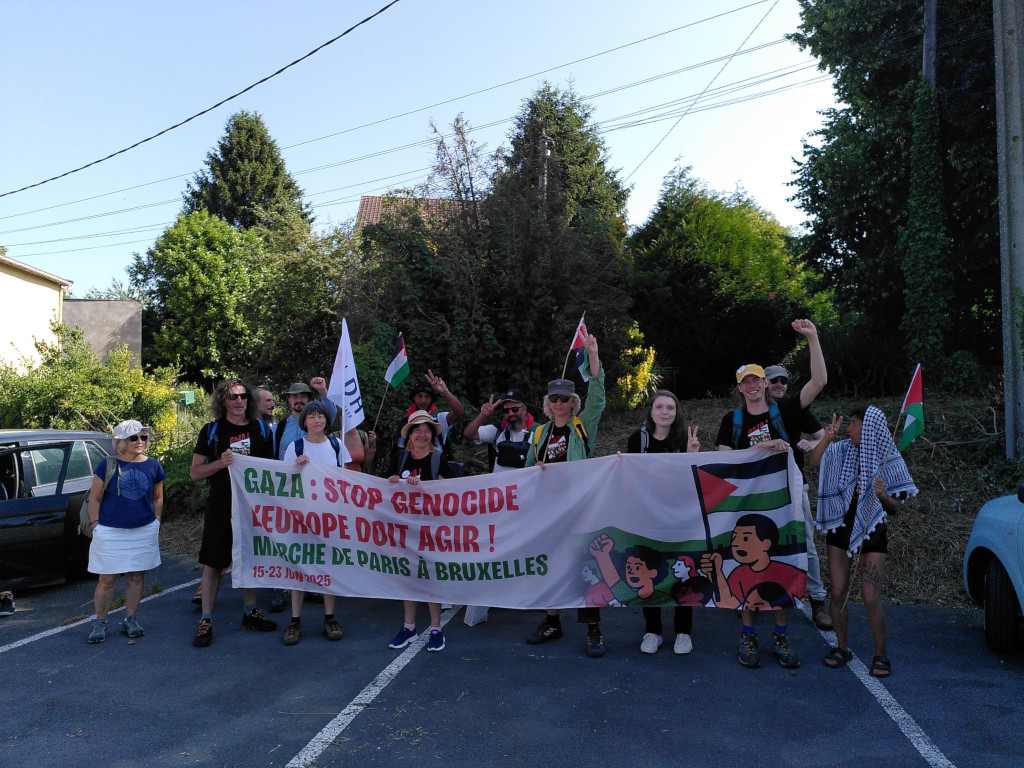 Photographie de la marche pour Gaza devant la Gare d’Aubigny-au-Bac