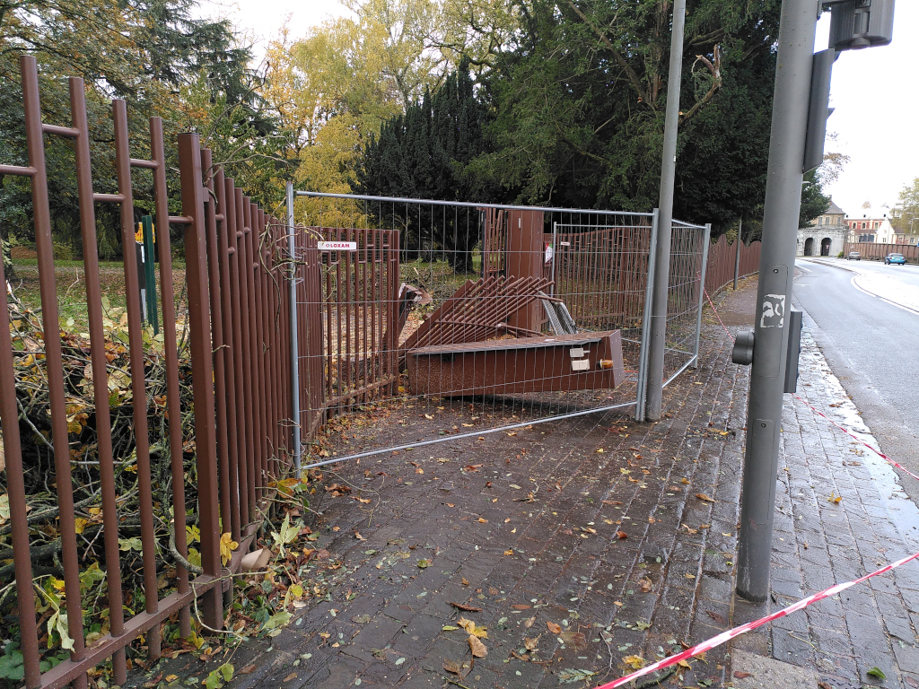 Photographie d’une entrée du parc Bertin condamnée suite à une chute d’arbre