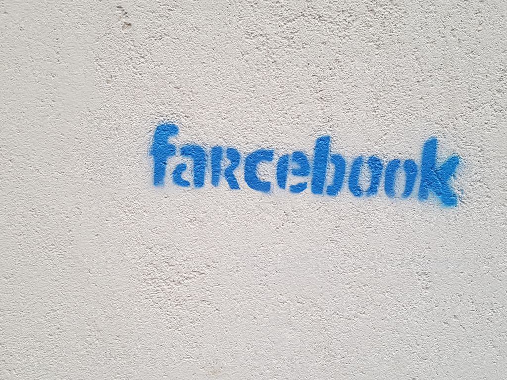 Photo d’un tag parodiant le logo de Facebook en Farcebook