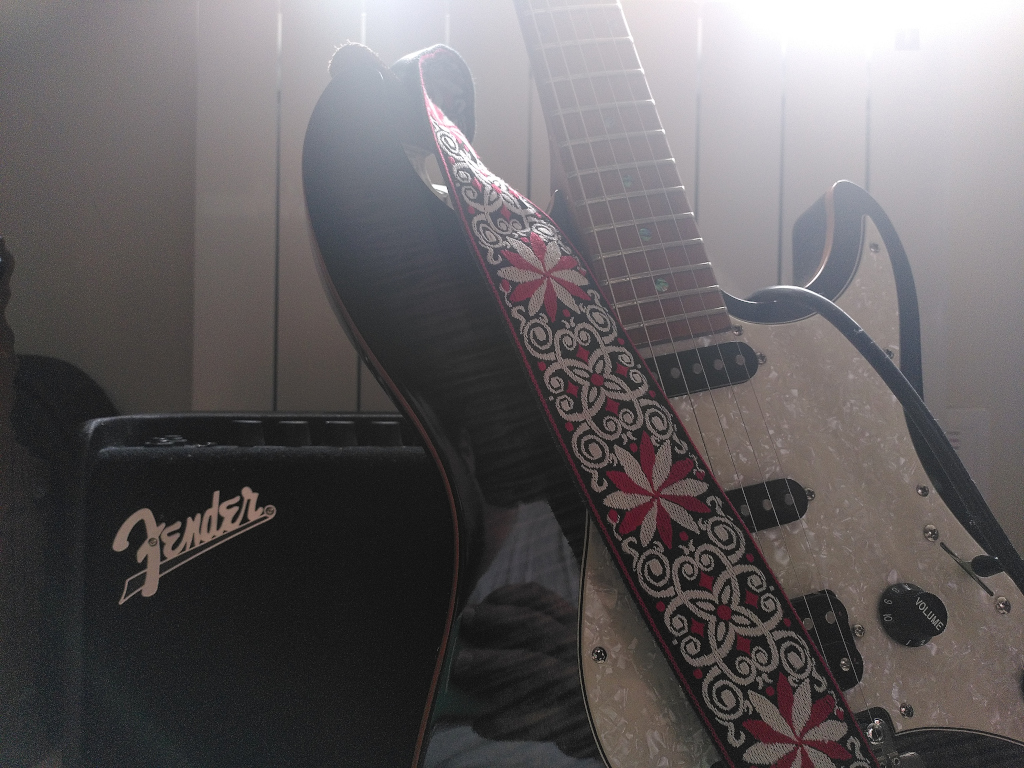 Photographie de ma guitare et de l’ampli.