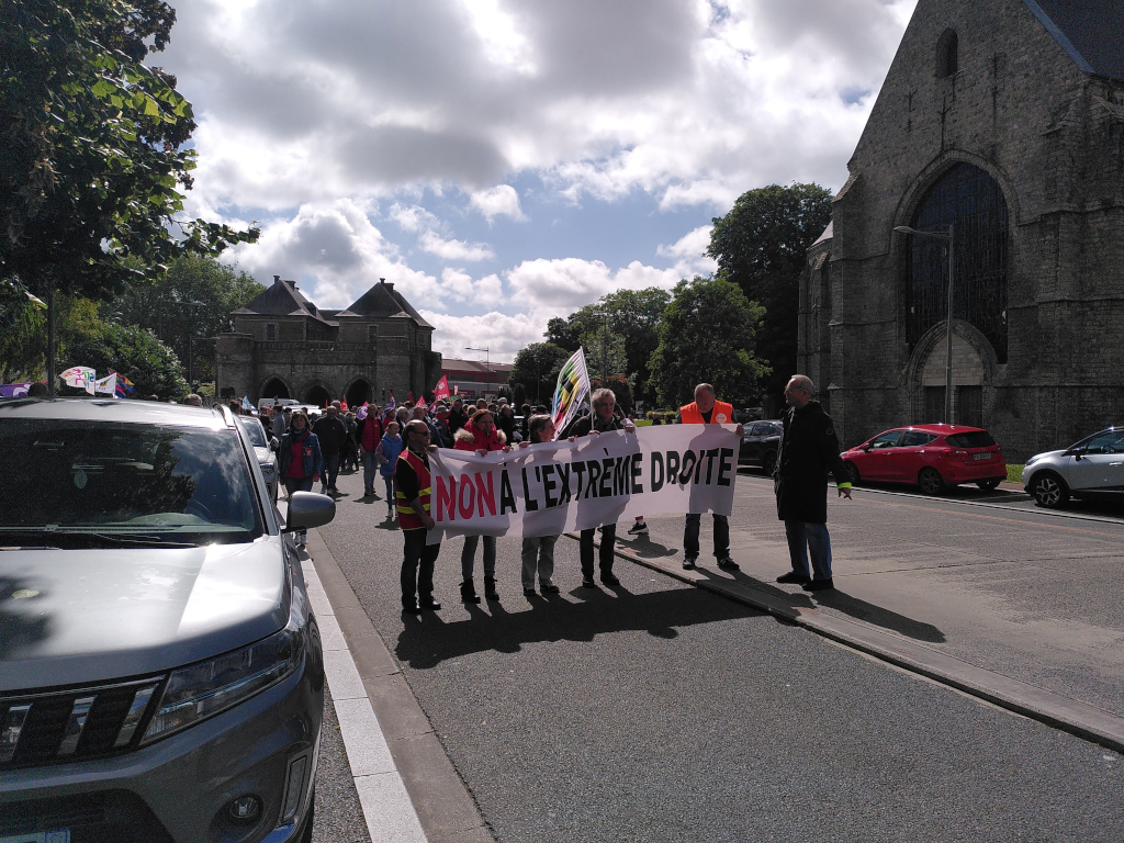 Manifestation pour dire Non à l’extrême droite, bannière des syndicats