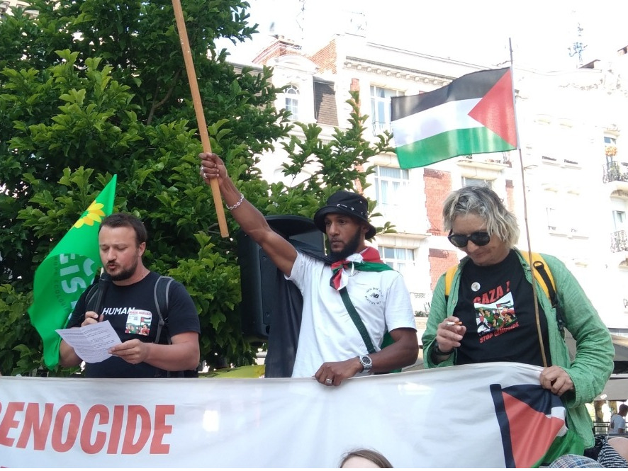 Photographie de ma prise de parole de la marche pour Gaza