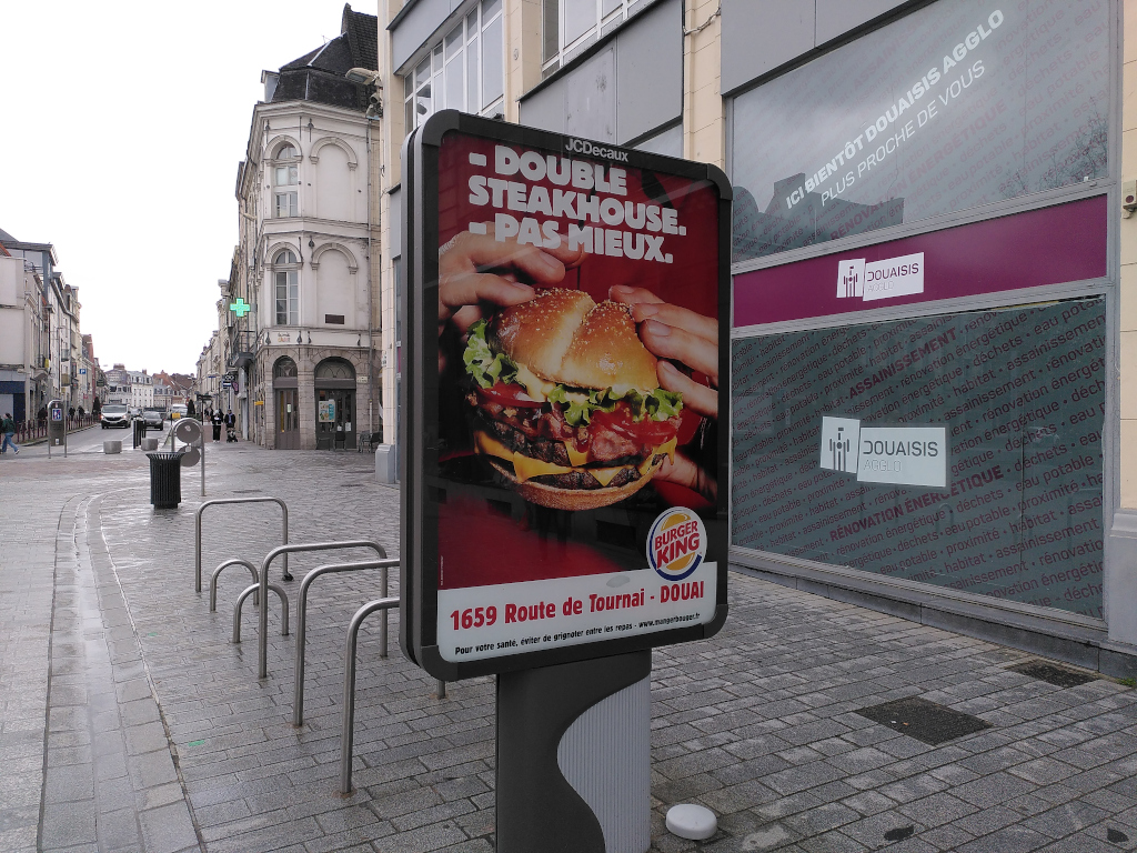 Panneau de pub pour un fast-food de périphérie en centre ville de Douai