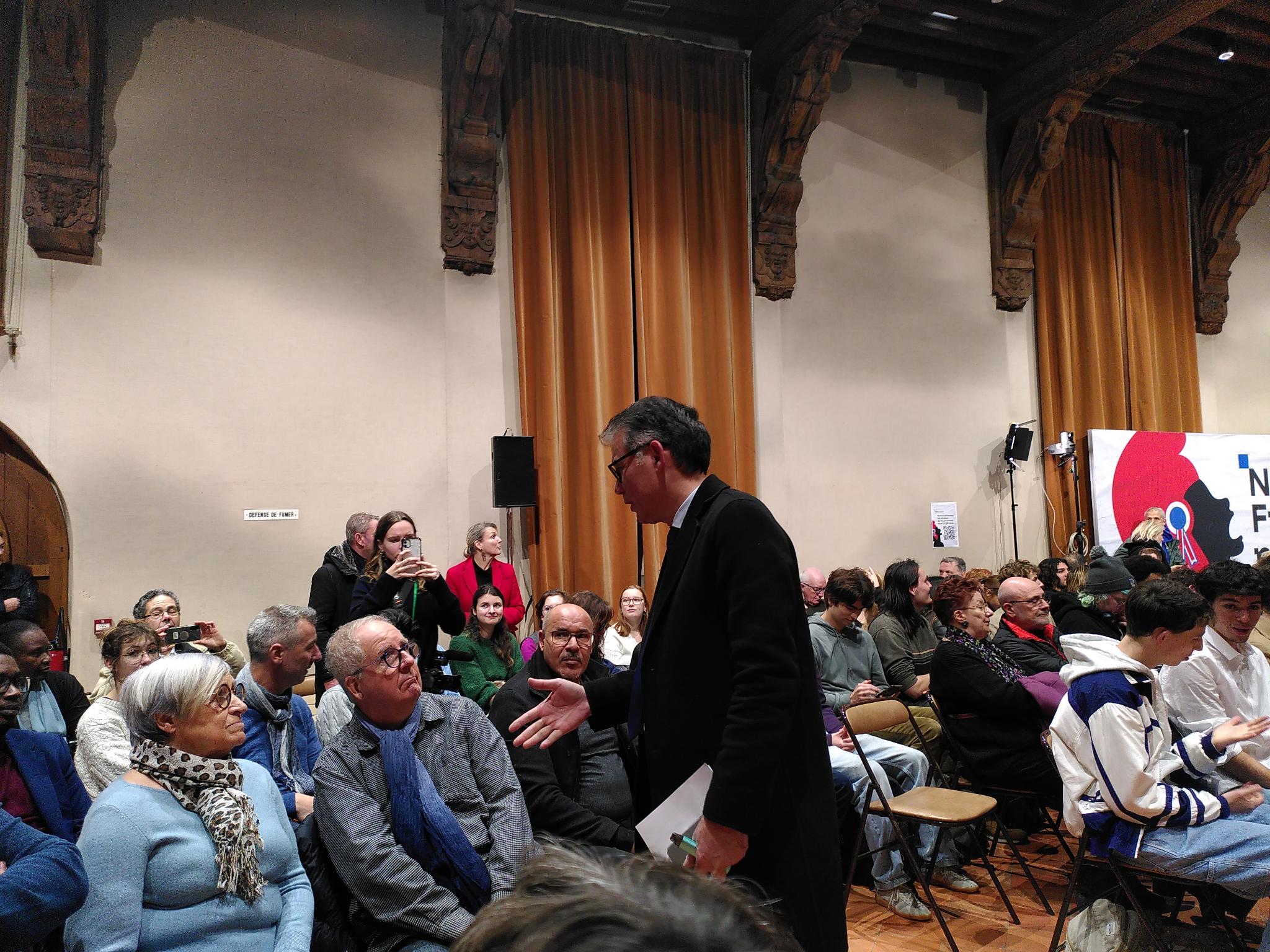 Photographie d’Olivier Faure tendant la main à un citoyen.