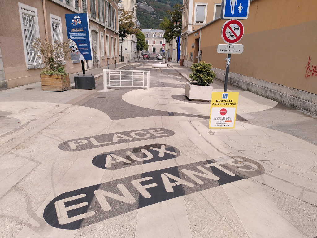Rue piétonne à Grenoble aux abords des écoles