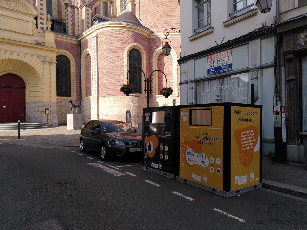 Photographie de deux sacs refusés par les éboueurs pour anomalie de collecte