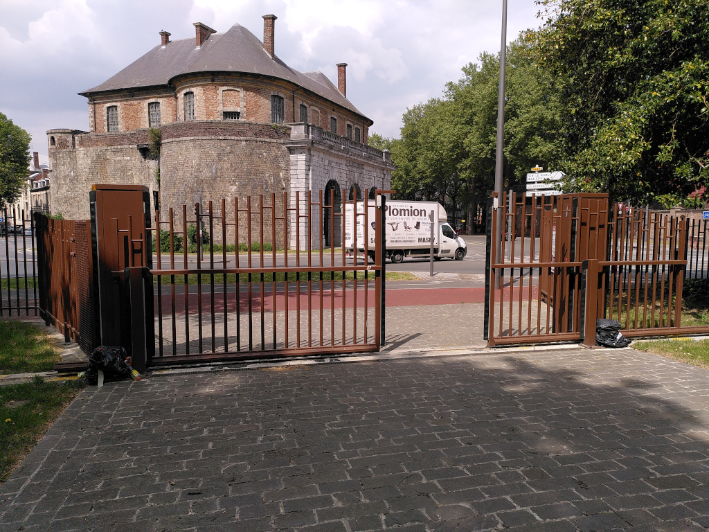 Photographie du portail automatique mis en sécurité puis forcé au Parc Bertin