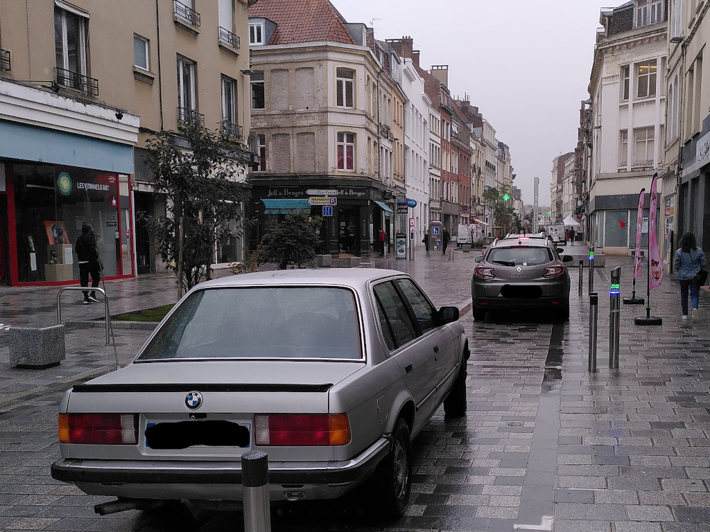 Photographie d’un véhicule en mode triche sur la rue de Bellain