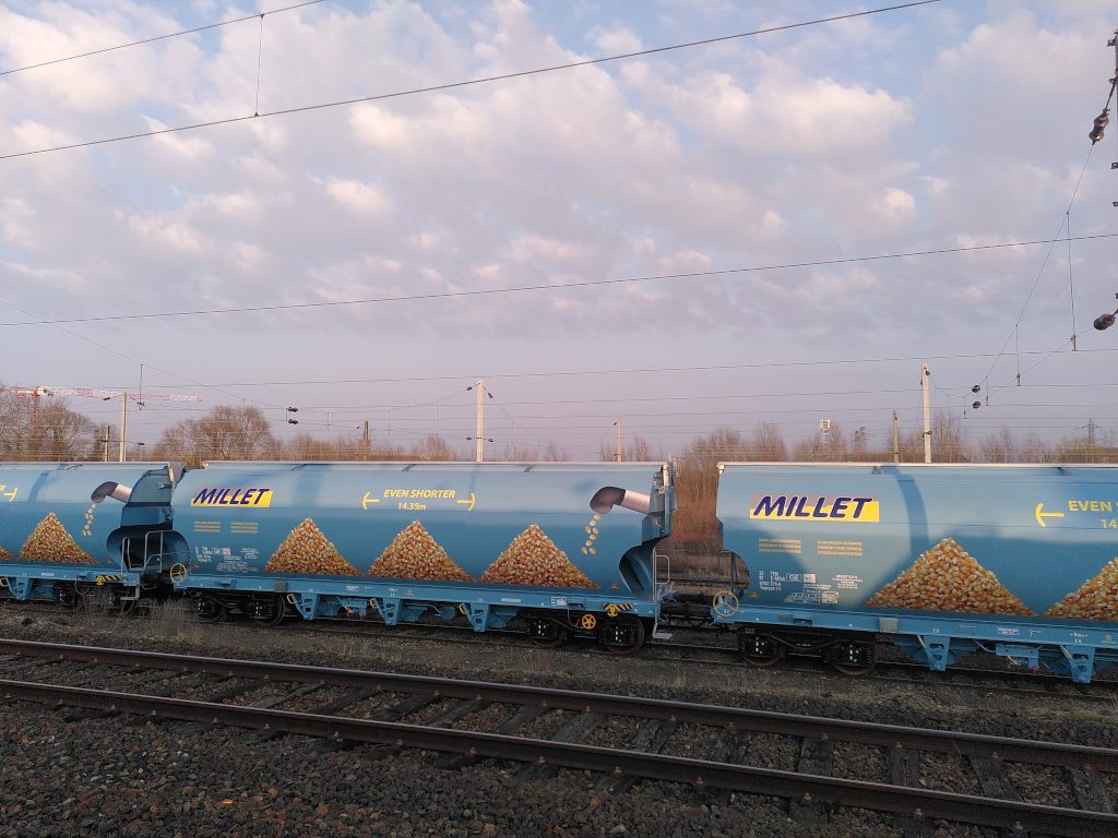 Photographie d’un train avec des wagons pleins de céréales